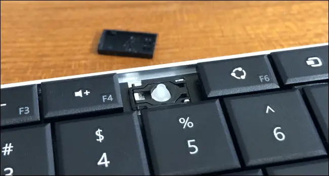 Una tecla del teclado con una tecla extraída