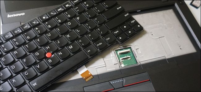 Un teclado de reemplazo para una computadora portátil.