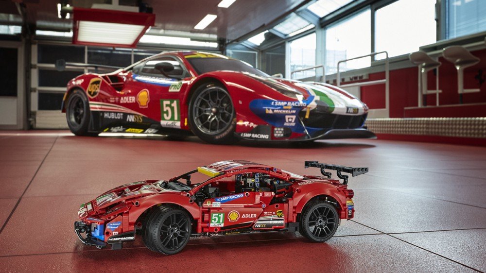 LEGO Technic Ferrari 488 GTE "AF Corse # 51" frente a su homólogo de la vida real