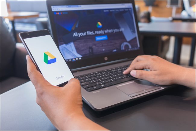 Google Drive en un teléfono inteligente y una computadora portátil