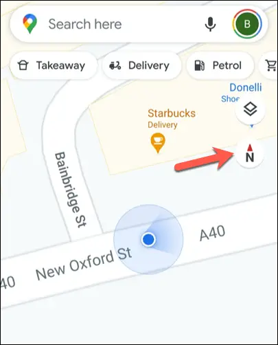 Google Maps en dispositivos móviles, con la vista del mapa apuntando hacia el norte y el icono de rayo azul que muestra la dirección de viaje apuntando hacia el este
