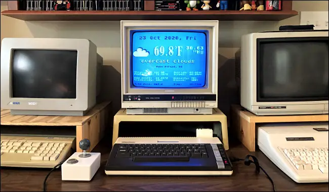 Un pronóstico del tiempo en un monitor de computadora Atari 800XL. 