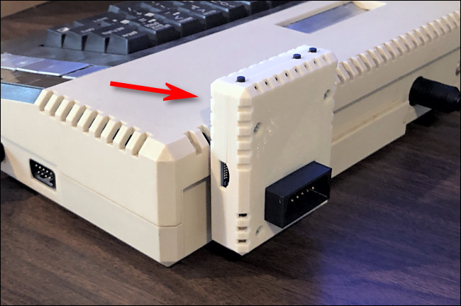 Un adaptador FujiNet conectado a un Atari 800XL.