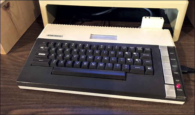 Un adaptador FujiNet instalado en un Atari 800XL.