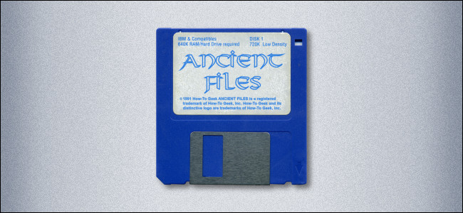 Un disquete de 3,5 pulgadas con la etiqueta "Archivos antiguos".