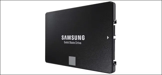 Una unidad de estado sólido Samsung negra de 2,5 pulgadas.