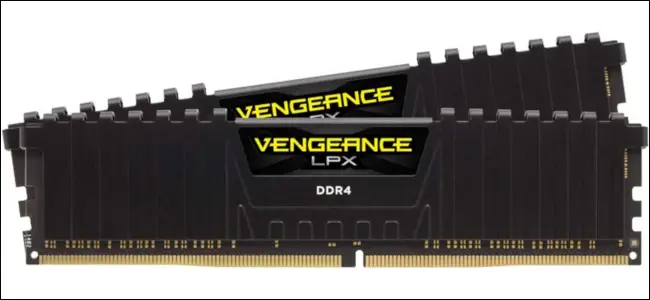 Dos memorias RAM DDR4 con difusores de calor negros.