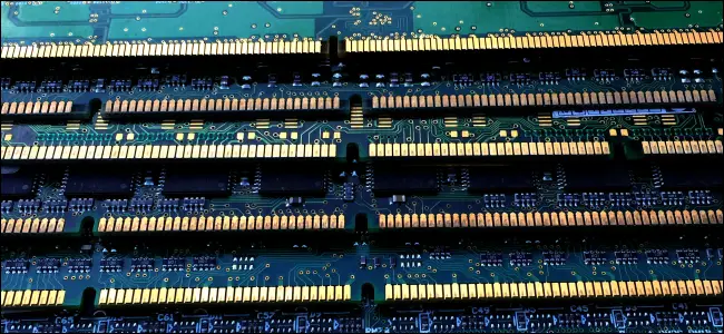 Módulos RAM desnudos con placas de circuito verdes y conectores dorados.