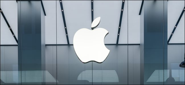 Un logotipo de Apple en una Apple Store
