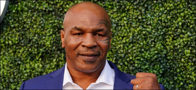 Mike Tyson con un puño levantado