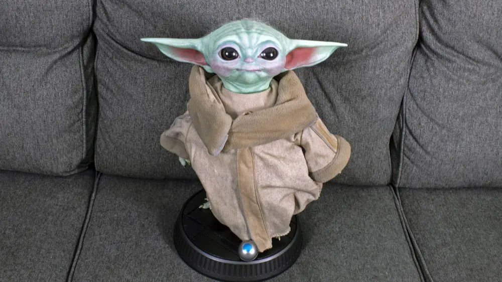 Una réplica de Baby Yoda mirando a la cámara.