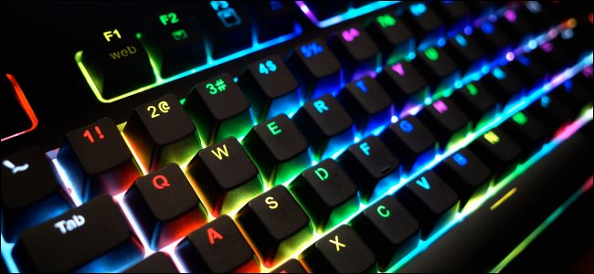 Un teclado de PC brillante con LED de arcoíris.