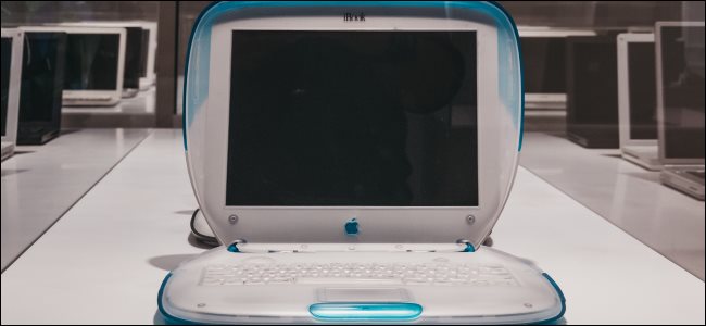 Un portátil Apple iBook en un museo.