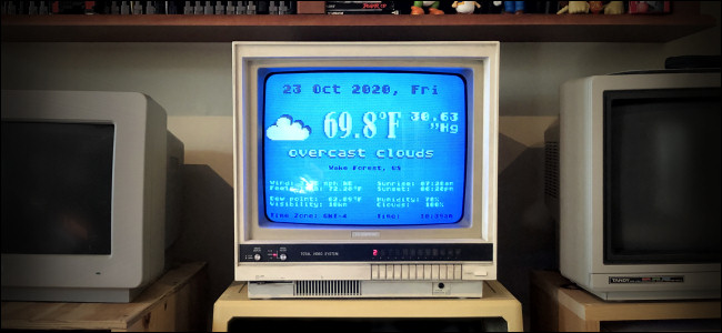 El programa meteorológico Atari FujiNet se ejecuta en un monitor de computadora antiguo.