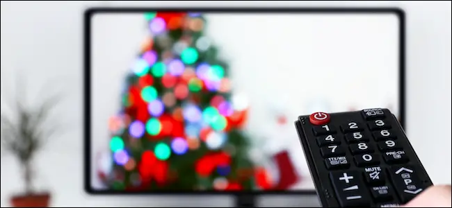 Transmisión de películas navideñas en un televisor
