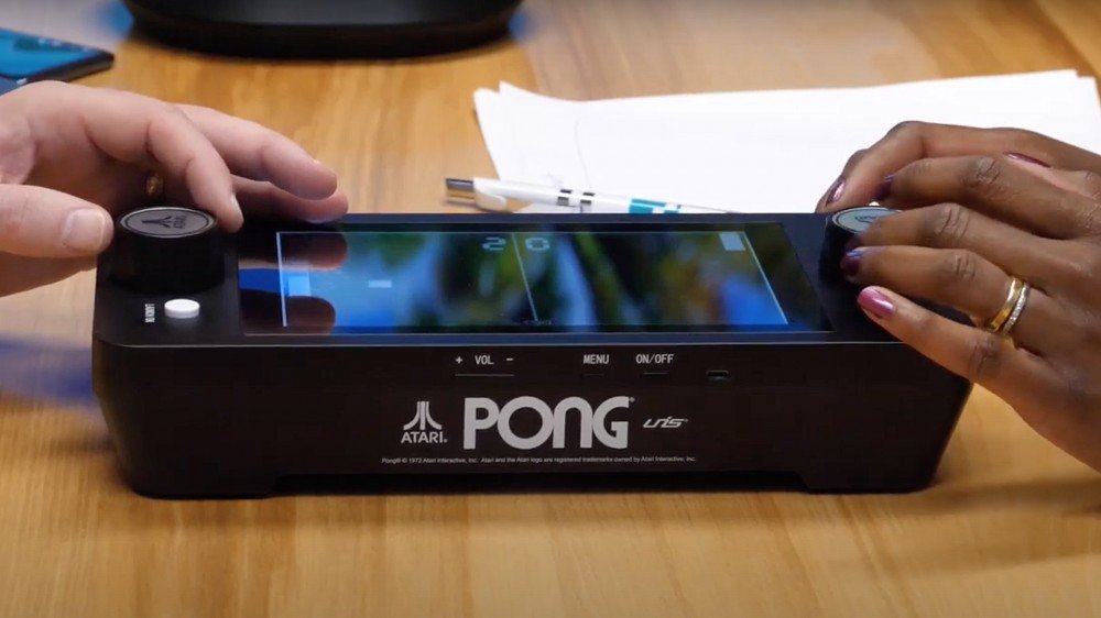 Una máquina portátil de 'Pong' sobre una mesa de café.