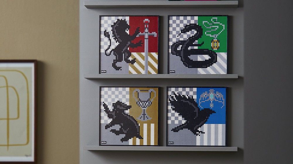 Cuatro escudos de Hogwarts uno al lado del otro en forma de LEGO