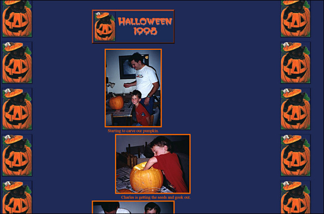 Dos fotos de un padre y un hijo tallando una calabaza en el sitio web de GeoCities "Halloween 1998".