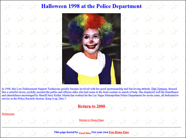 Una actualización del sitio web de un departamento de policía que presenta a un empleado vestido con un disfraz de payaso para Halloween. 