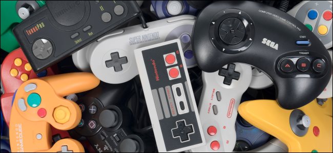 Un montón de controladores de videojuegos retro.