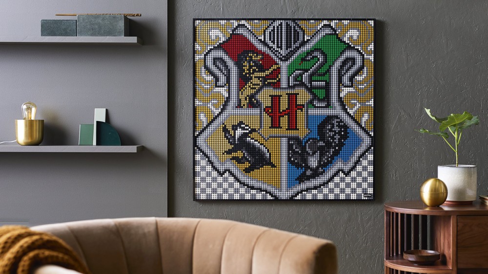 El escudo de Hogwarts en forma de LEGO.