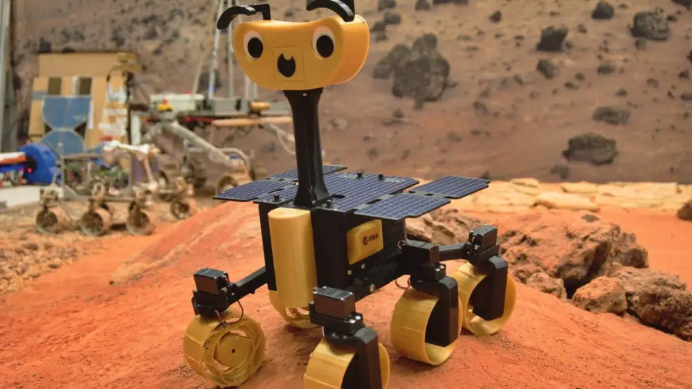 Un ExoMy Rover en medio del desierto. 