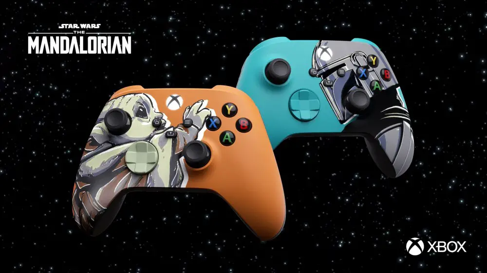 Una foto de los controladores Xbox Baby Yoda y Mandalorian.