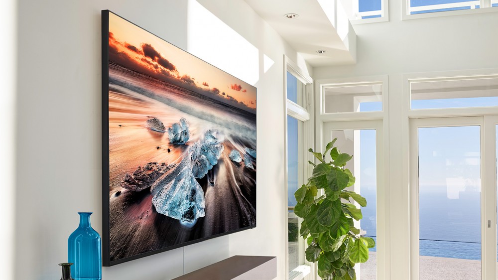 Un televisor Samsung QLED en una sala de estar bien iluminada.