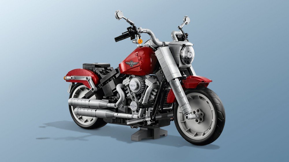 Una motocicleta LEGO sobre un pie de apoyo.