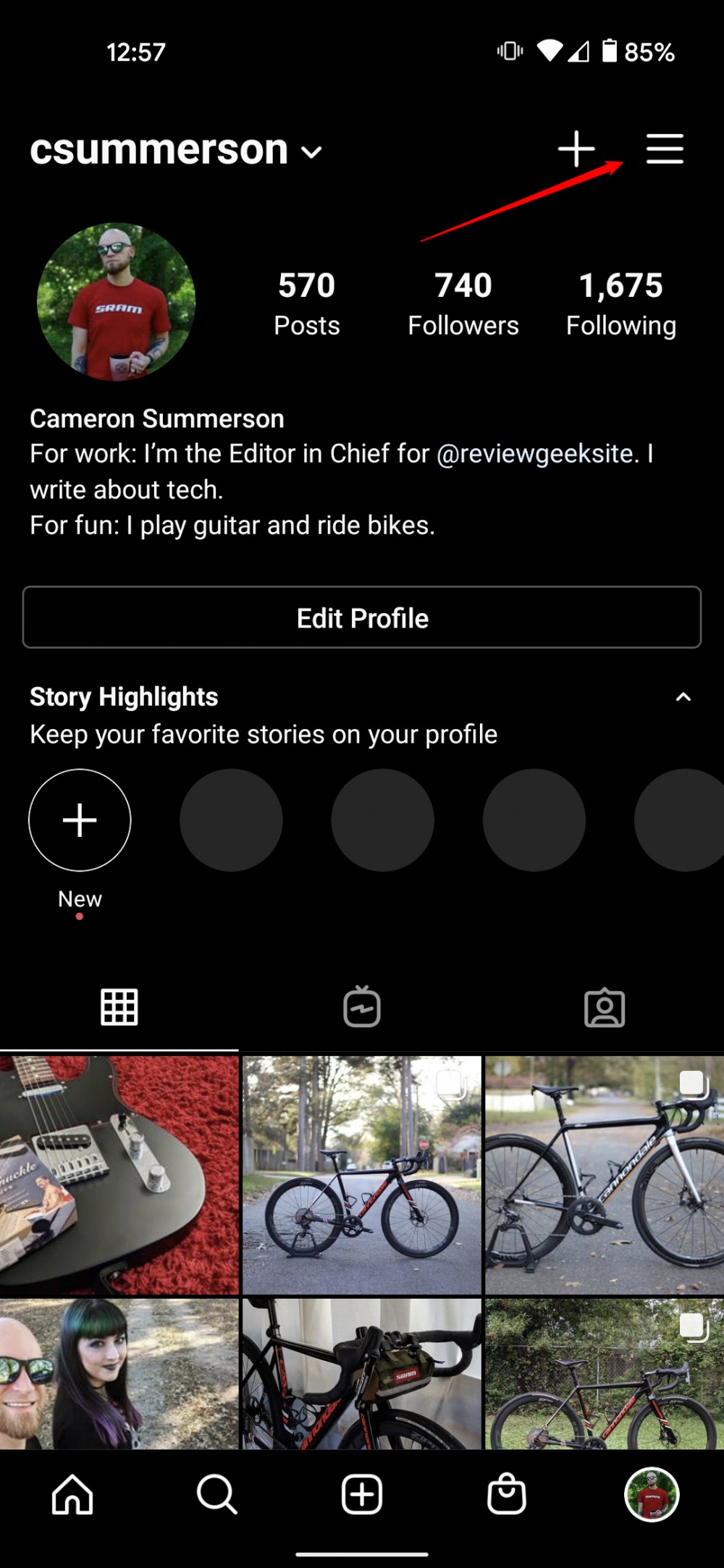 Una captura de pantalla de un perfil en Instagram, resaltando el botón de menú