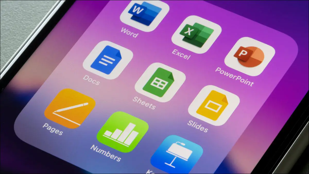 Una pantalla de iPhone que muestra varias aplicaciones de productividad de Microsoft Office y Apple juntas.