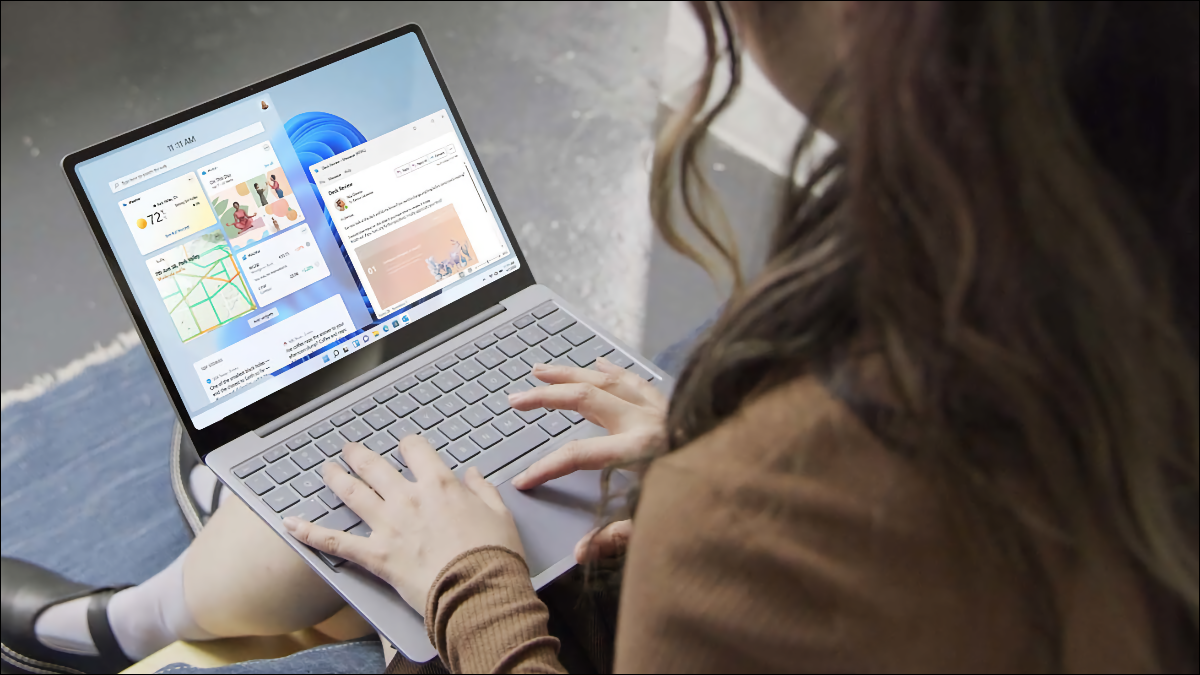 Chica escribiendo en un Microsoft Surface Laptop Go 2