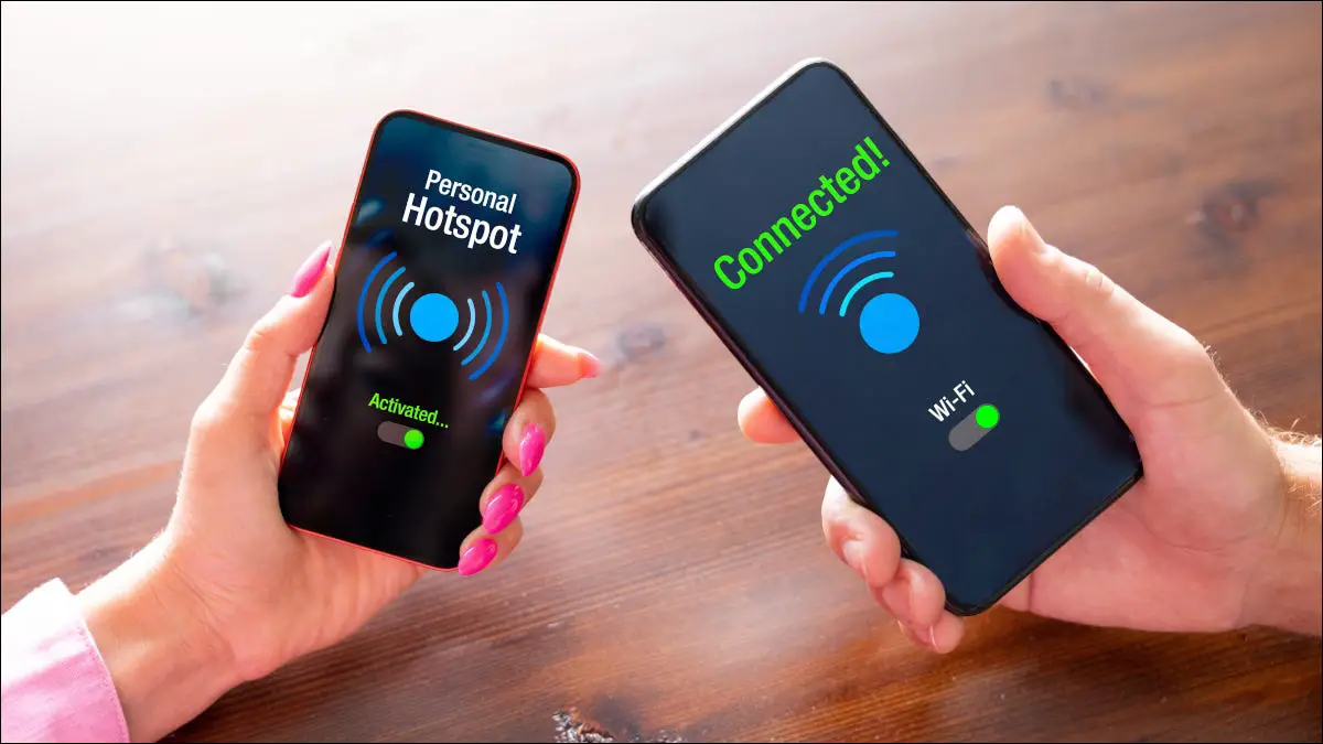 Dos teléfonos inteligentes sostenidos uno al lado del otro con confirmaciones de conexión de punto de acceso Wi-Fi en pantalla.