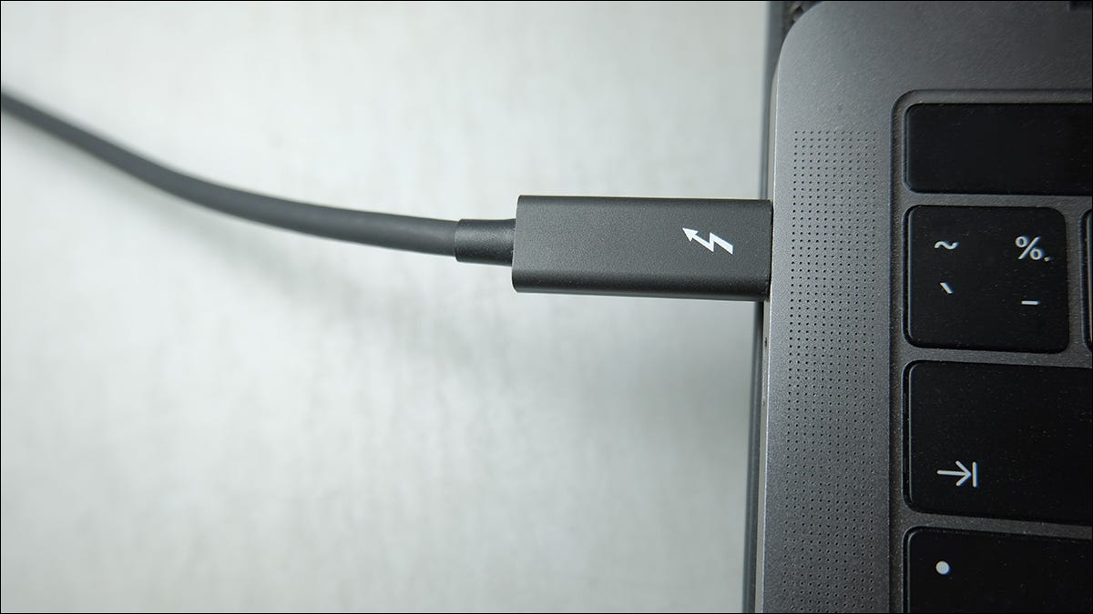 Un cable Thunderbolt conectado a una computadora portátil.
