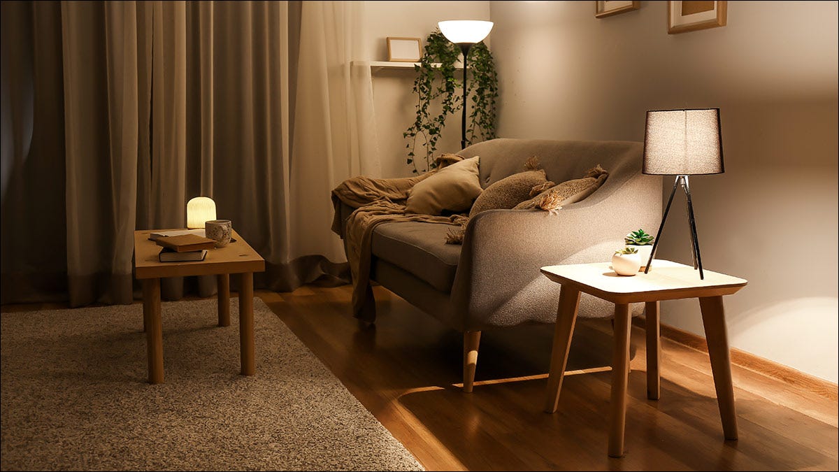 Una acogedora sala de estar con luces cálidas.