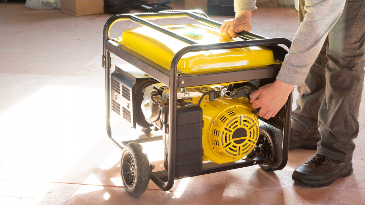 Persona que opera un generador de gasolina portátil amarillo.